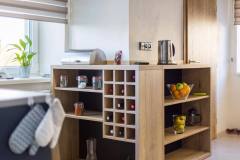 Kuchyně-Kuchyně-s-ostrůvkem-a-vinotékou-v-kombinaci-materiálu-dub-halifax-a-Antracit-super-mat-4